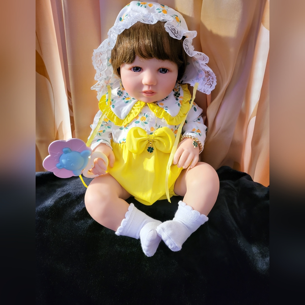 22-inch reborn baby with more than 10 accessories included. Vinyl and Silicone.